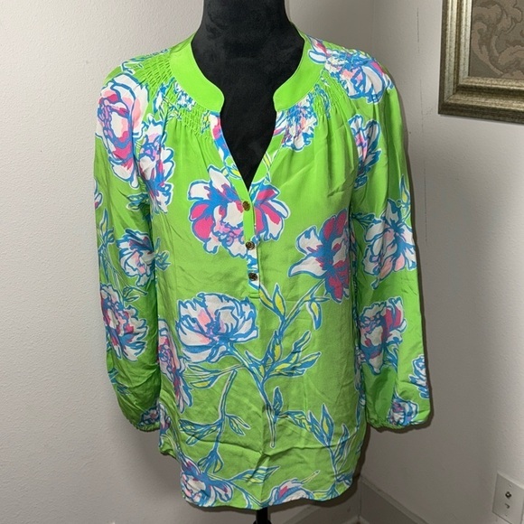 Lilly Pulitzer Elsa smocked 1/4 button down long sleeve V neck 100% silk blouse - Picture 2 of 8